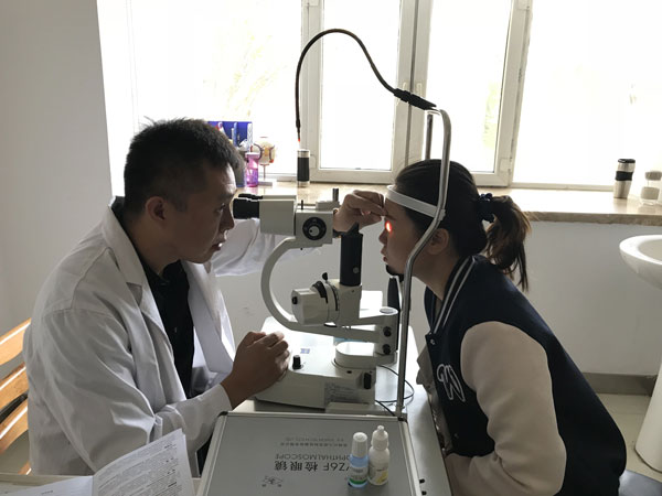 普瑞眼科專家來疆親診，4名淚道病患者手術
