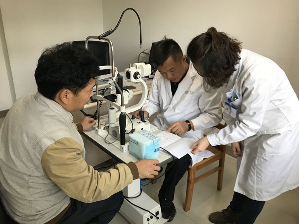 普瑞眼科專家來疆親診，4名淚道病患者手術
