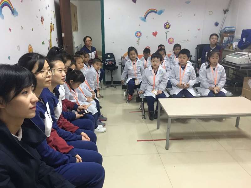 愛眼護(hù)眼，幼兒園小朋友華麗變身“眼科小醫(yī)生”啦!