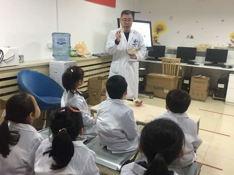 愛眼護(hù)眼，幼兒園小朋友華麗變身“眼科小醫(yī)生”啦!