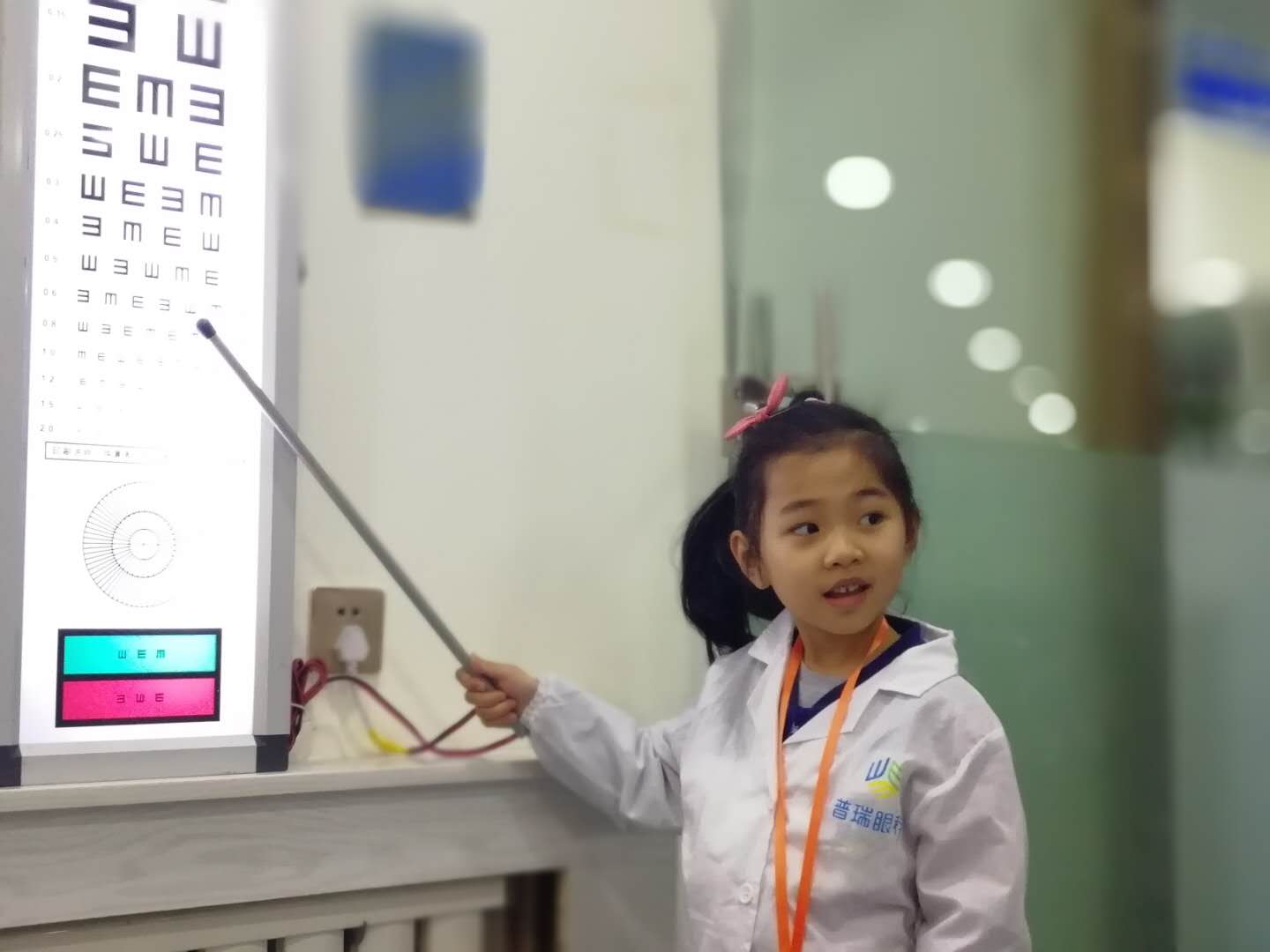 愛眼護(hù)眼，幼兒園小朋友華麗變身“眼科小醫(yī)生”啦!
