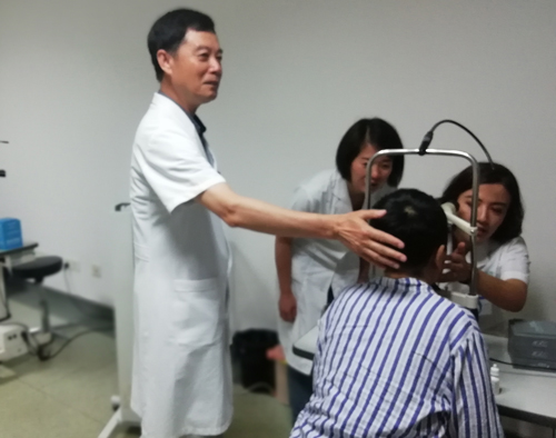 52歲智力障礙白內(nèi)障患者實施手術，術后一家人開心流淚