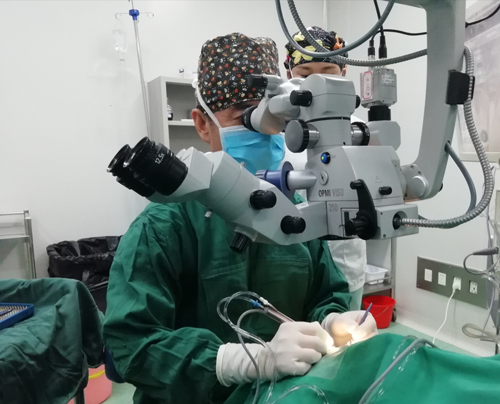 52歲智力障礙白內(nèi)障患者實施手術，術后一家人開心流淚