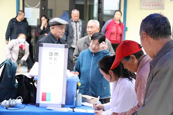 情暖重陽(yáng)節(jié)，讓愛(ài)看得見(jiàn),普瑞眼科醫(yī)生走進(jìn)社區(qū)眼健康義診
