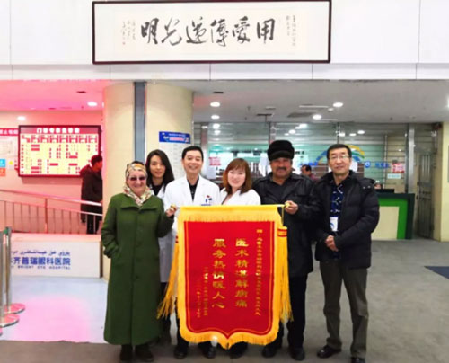 白內(nèi)障患者重獲光明送錦旗，醫(yī)護人員熱情服務(wù)暖人心