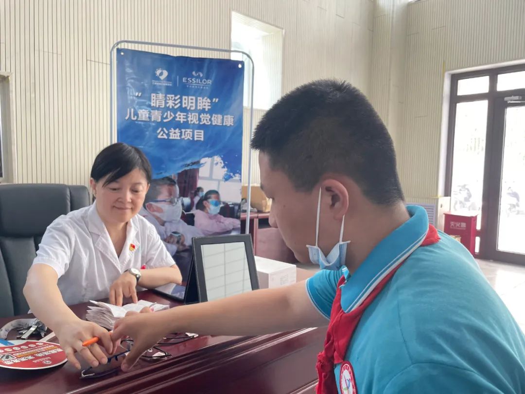 “睛彩明眸”兒童青少年視覺健康公益項目走進(jìn)哈密